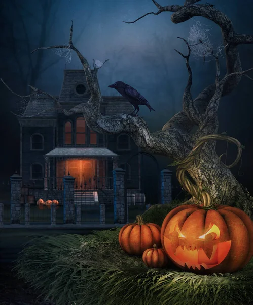Calabaza de Halloween frente a una mansión de miedo en la noche — Foto de Stock