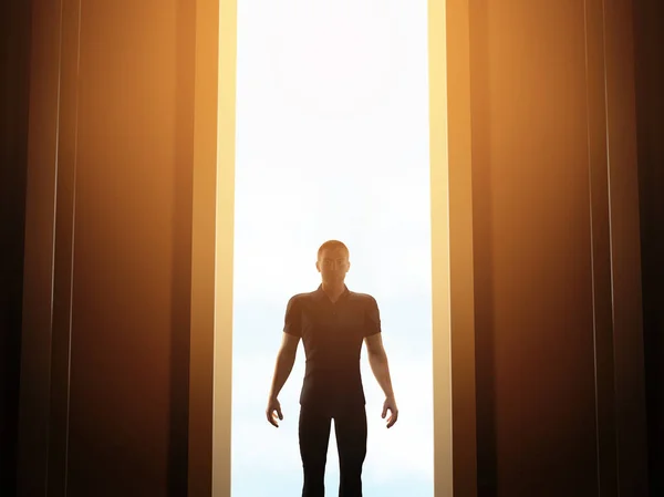 Homem de pé na frente da misteriosa porta aberta — Fotografia de Stock
