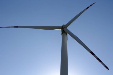 Wiatrak na tle  nieba.