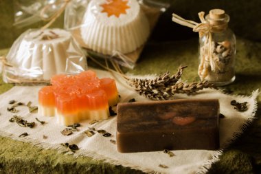 Köpüklü muffin ve doğal ürünler ve yapılan sabunlar.