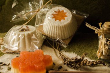 Köpüklü muffin ve doğal ürünler ve yapılan sabunlar.