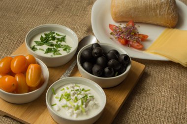 Sabah yemek katkı maddelerinin küçük kaseler ile.