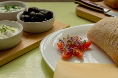 Sabah yemek katkı maddelerinin küçük kaseler ile.