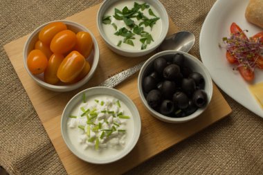 Sabah yemek katkı maddelerinin küçük kaseler ile.