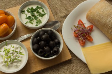 Sabah yemek katkı maddelerinin küçük kaseler ile.