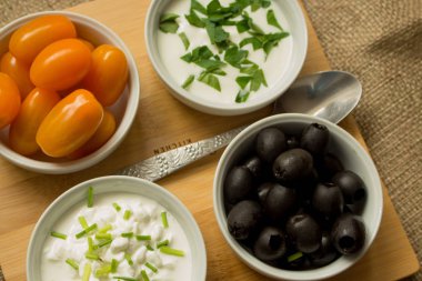 Sabah yemek katkı maddelerinin küçük kaseler ile.