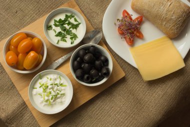 Sabah yemek katkı maddelerinin küçük kaseler ile.