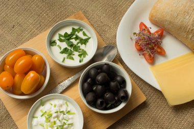 Sabah yemek katkı maddelerinin küçük kaseler ile.