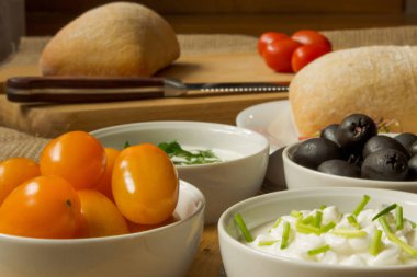 Sabah yemek katkı maddelerinin küçük kaseler ile.