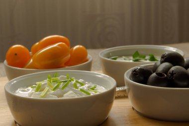 Sabah yemek katkı maddelerinin küçük kaseler ile.