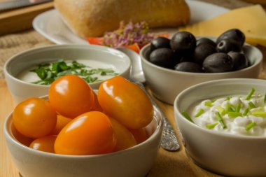 Sabah yemek katkı maddelerinin küçük kaseler ile.