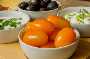 Sabah yemek katkı maddelerinin küçük kaseler ile.