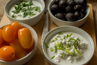 Sabah yemek katkı maddelerinin küçük kaseler ile.