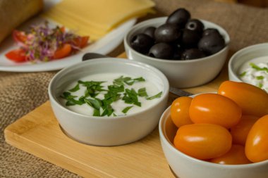 Sabah yemek katkı maddelerinin küçük kaseler ile.