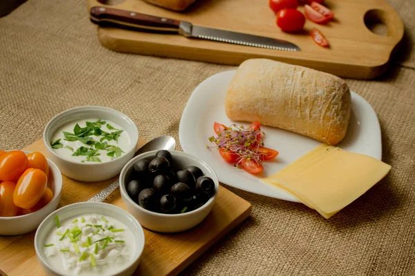 Sabah yemek katkı maddelerinin küçük kaseler ile.