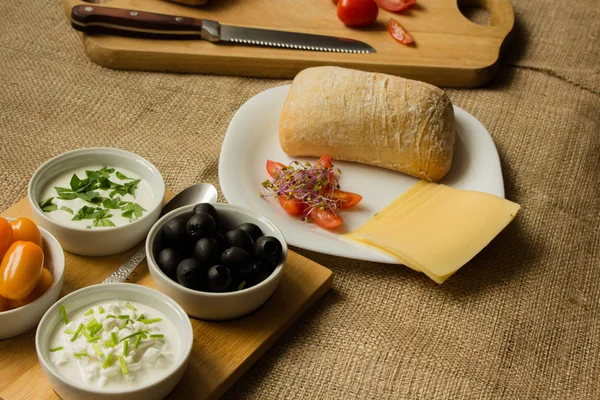 Sabah yemek katkı maddelerinin küçük kaseler ile.