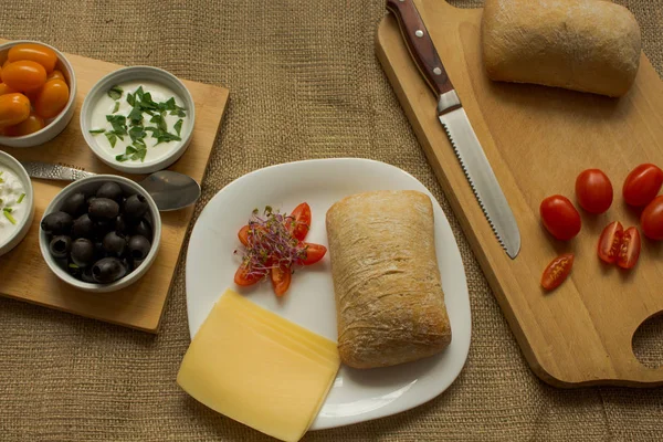 Sabah yemek katkı maddelerinin küçük kaseler ile.