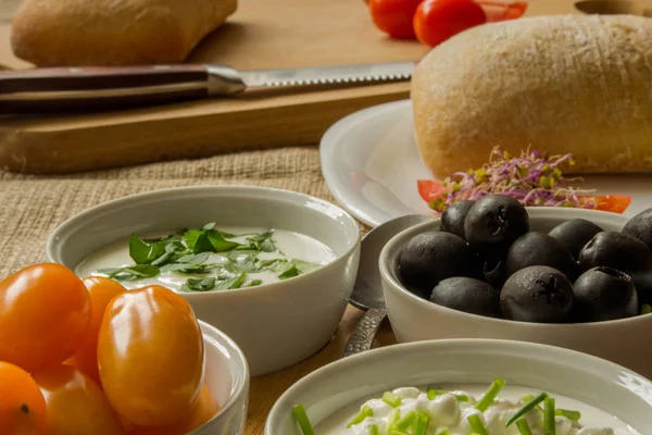 Sabah yemek katkı maddelerinin küçük kaseler ile.