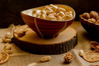 Fıstık ve ceviz gevşek tuval üzerine ve salata kaseleri.