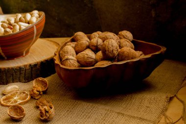 Fıstık ve ceviz gevşek tuval üzerine ve salata kaseleri.