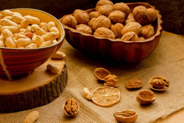 Fıstık ve ceviz gevşek tuval üzerine ve salata kaseleri.