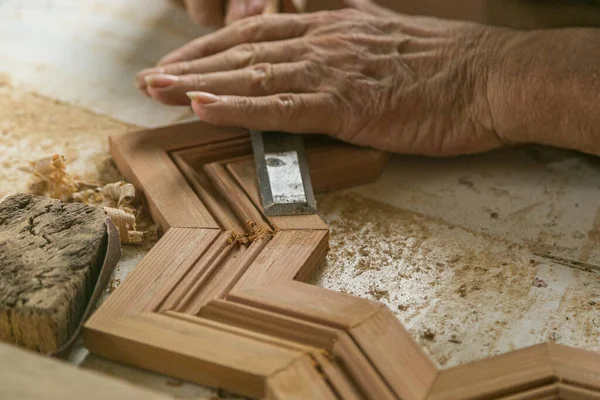 Carpenter Travaillant Sur Bois Bouclier Dans Carpenterie — Photo