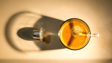 Masanın üzerinde yemek artıkları olan kapsül kahve bardağı.