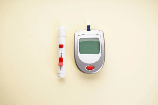 Cukorbetegség Vércukorszint Mérő Digitális Glucometer Lancet Toll Sárga Háttér Közelkép — Stock Fotó