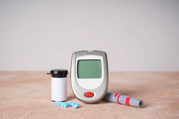 당뇨병 Digital Blood Glucose Meter Beige 배경에 Lancet 클로즈업 — 스톡 사진