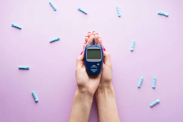Cukorbetegség Digitális Glucometer Kezében Egy Rózsaszín Háttér Lapos Laikus — Stock Fotó