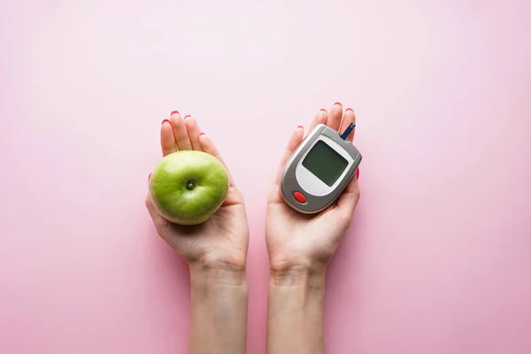 Concepto Diabetes Glucosímetro Digital Fruta Las Manos Una Mujer Sobre — Foto de Stock