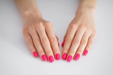 Güzel kadın elleri ve beyaz arka planda güzel bir manikür. Güzellik ve cilt bakımı konsepti, yakın plan..