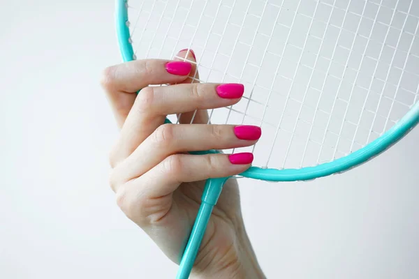 Bela Mão Feminina Segura Uma Raquete Badminton Fundo Branco Close — Fotografia de Stock