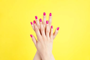 Manikür çok güzel, manzara çok güzel. Sarı arka planda genç bir kadının güzel elleri.. 