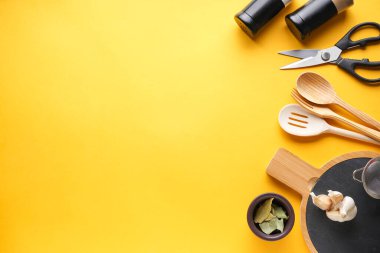 Sarı zemin üzerinde mutfak gereçleri metin ve üst görünüm için boşluk.