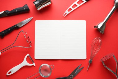 Kırmızı zemin üzerinde mutfak gereçleri metin için boşluk, düz yatıyordu.