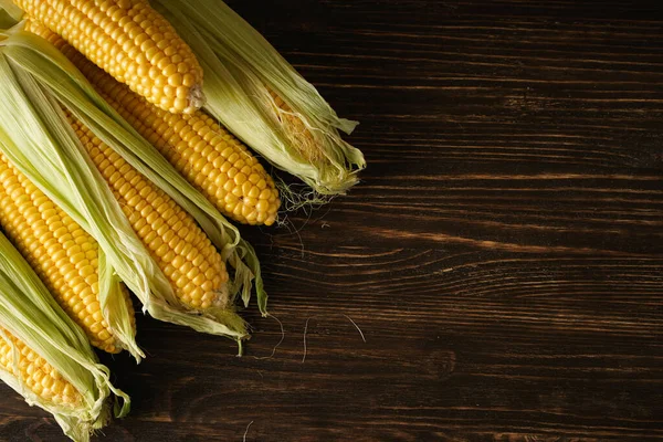 Tahta arka planda olgun mısır, metin için yer.