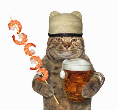 Hasır şapkalı kedi bir kupa bira ve bir karides şiş tutar. Beyaz arka plan.