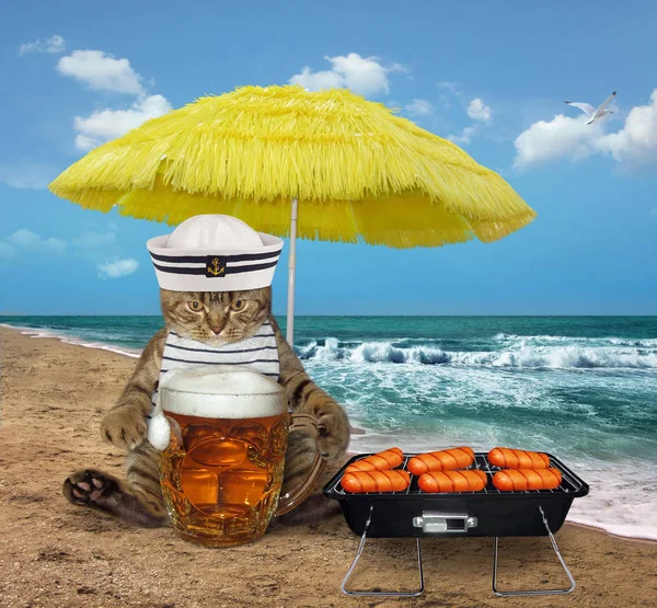 Der Katzensegler Trinkt Bier Mit Grillwürsten Unter Einem Gelben Regenschirm — Stockfoto