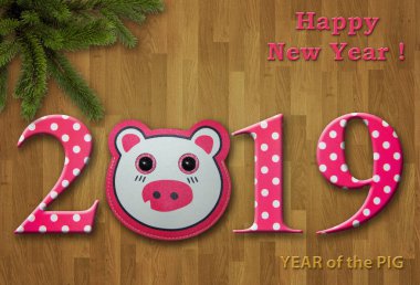 Komik yeni yıl 2019 tebrik kartı ile bir oyuncak domuz. Ahşap arka plan.