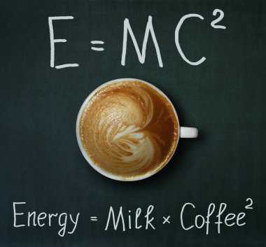 Bir fincan kahve süt ve iki formülleri. E mc2. Siyah arka plan.