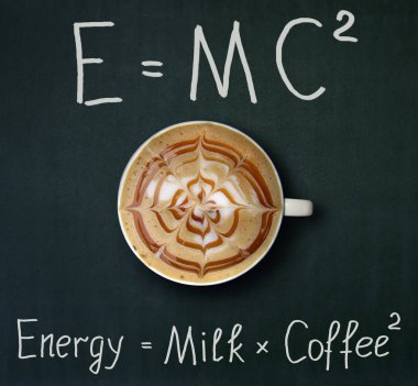 Bir fincan kahve süt ve iki formülleri. E mc2. Siyah arka plan.