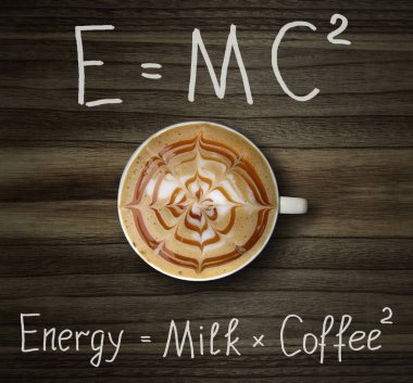 Süt ve iki formülleri ile siyah kahve fincan. Ahşap arka plan.