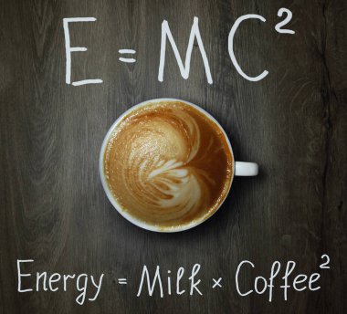 Süt ve iki formülleri ile siyah kahve fincan. Ahşap arka plan.