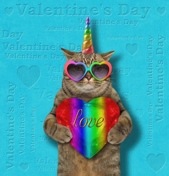 サングラスで猫ユニコーンは碑文と色クリスタル ハートを保持している を愛する バレンタインの日 青いテキストの背景 — ストック写真