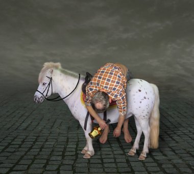 Bir midilli üzerinde sarhoş adam