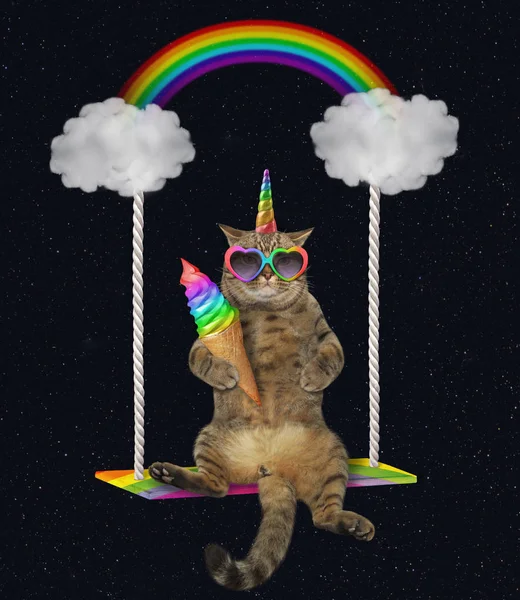 Dondurma sallanan kedi tek boynuzlu at