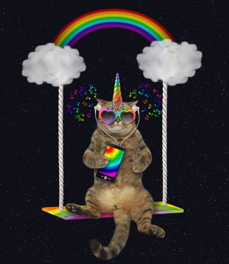 Akıllı telefon ve kulaklıkla güneş gözlüğü takan kedi tek boynuzlu at müzik dinliyor ve bulutların üzerinde salıncakta geziniyor. Gökkuşağı onun arkasında. Yıldız arka plan.