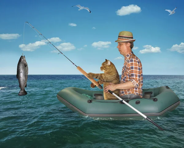 Hombre con su gato atrapado un pez 3 —  Fotos de Stock