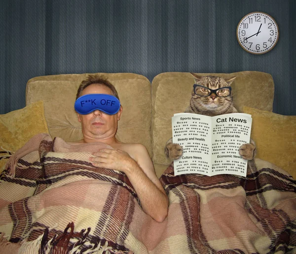 Άνθρωπος και γάτα με εφημερίδα στο κρεβάτι 2 — Φωτογραφία Αρχείου